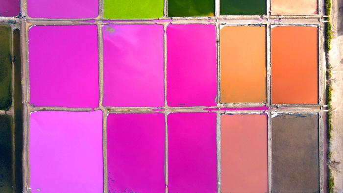 色彩繽紛！俯瞰山東榮成鹽田