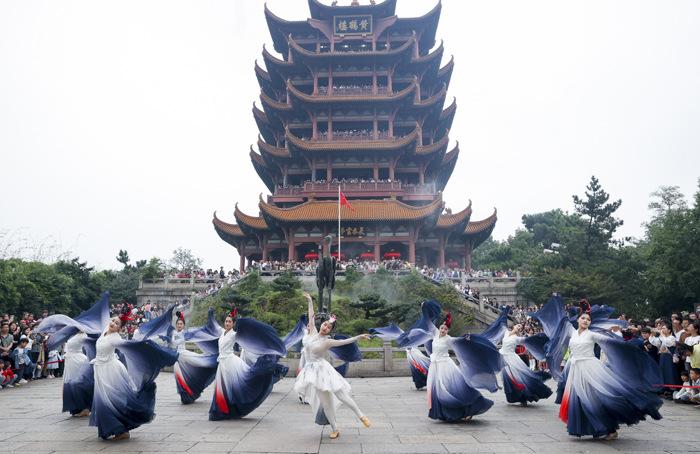 賞景、逛展、看表演 民眾樂享假期