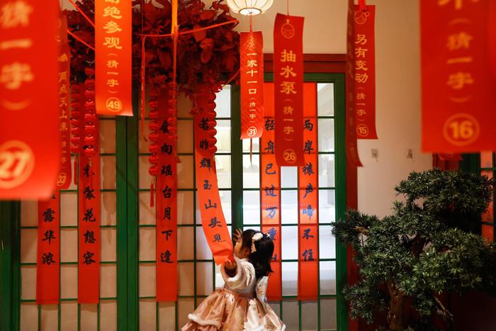 游客在上海千古情景區感受濃濃中國年味