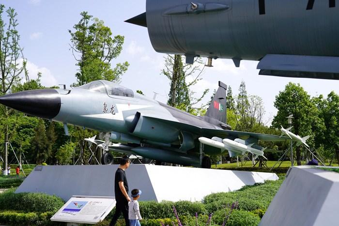 四川成都：“中國(guó)戰(zhàn)機(jī)”引市民游客參觀打卡