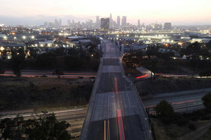 美國洛杉磯市中心部分地區(qū)實施宵禁