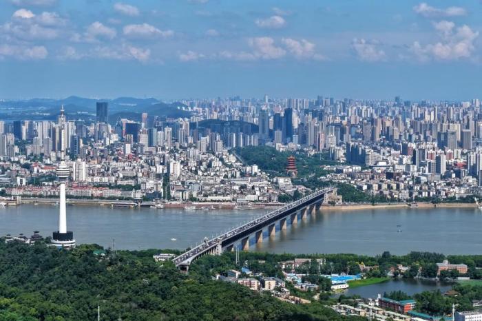 武漢天空澄澈 兩江四岸美如畫