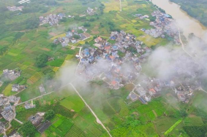航拍廣西蒙山云霧繚繞和美鄉村