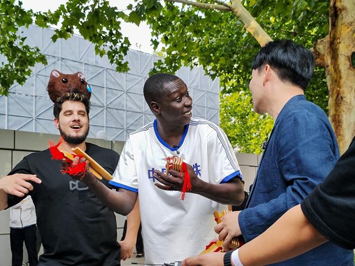 網紅“無語哥”開啟天津文化之旅