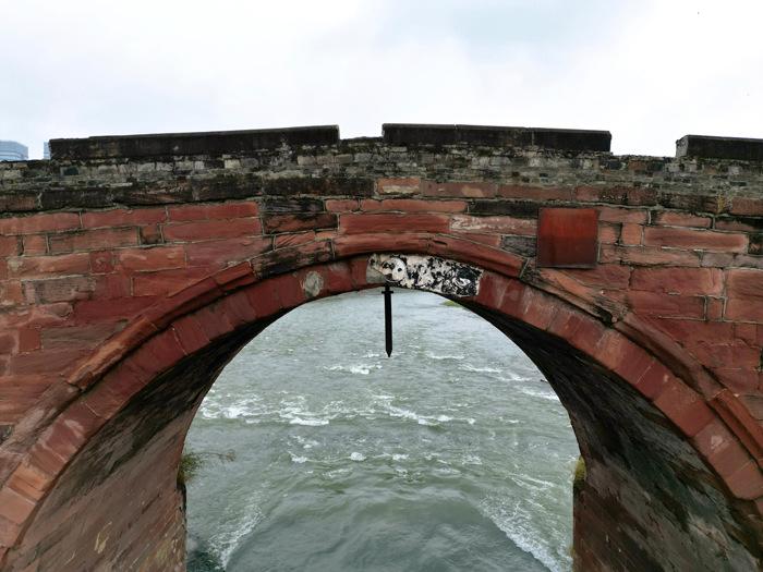 成都“古橋懸劍”經歷200多年仍完好保留