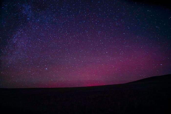 極光、銀河、流星共舞草原夜空	