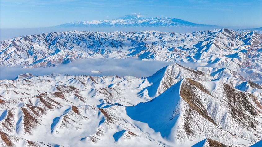 新疆呼圖壁：雪染丹霞繪就冬日水墨長卷