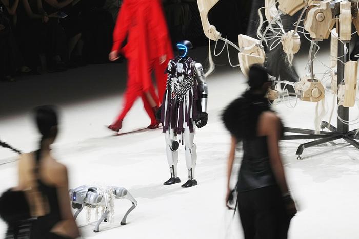 2025 | 人形機(jī)器人全面“出圈”：在秀、在跑、在思考