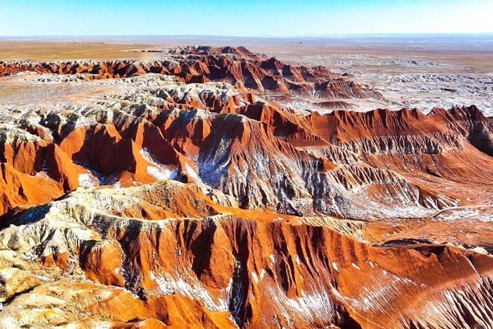 內(nèi)蒙古烏蘭察布：紅崖臺地色彩濃烈景色壯美