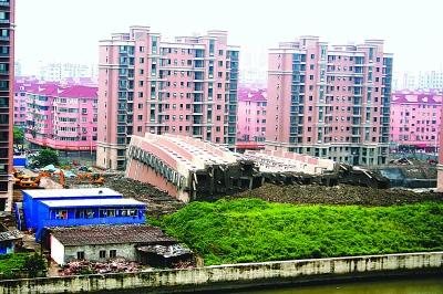 �����ĘǷ�λ�ں�߅���ײ��۔��ˮ������¶������