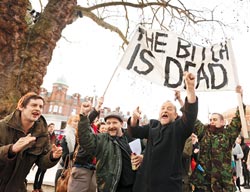 “悍婦死了”英國勞工聚集慶祝撒切爾夫人離世