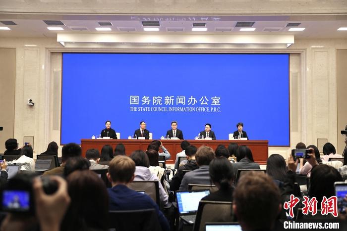 10月12日，中國國務院新聞辦公室在北京舉行新聞發布會，財政部部長藍佛安、財政部副部長廖岷、財政部副部長王東偉、財政部副部長郭婷婷介紹“加大財政政策逆周期調節力度、推動經濟高質量發展”有關情況，并答記者問。 <a target='_blank' href='/'>中新社</a>記者 王紫儒 攝
