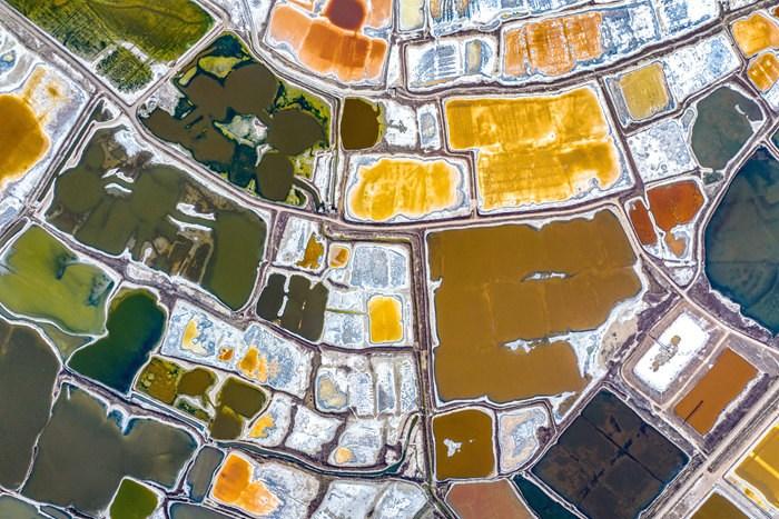 山西運城春季鹽湖色彩斑斕 宛如大地調色盤