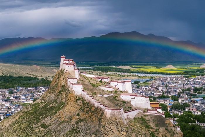 西藏日喀則：江孜宗山現彩虹景觀
