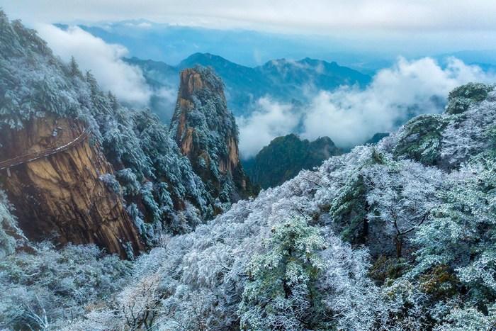秋色與冬景同框 河南堯山現冰掛霧凇景觀